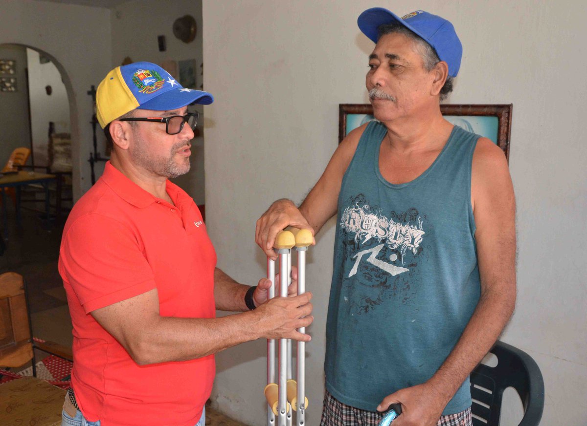 apuertocabello's tweet photo. ¡Respuesta inmediata! Cumpliendo instrucciones del Ministro @LMOTTAD alcalde @jcbu72 donó muletas a adulto mayor con discapacidad https://t.co/lJapk5SvI4
