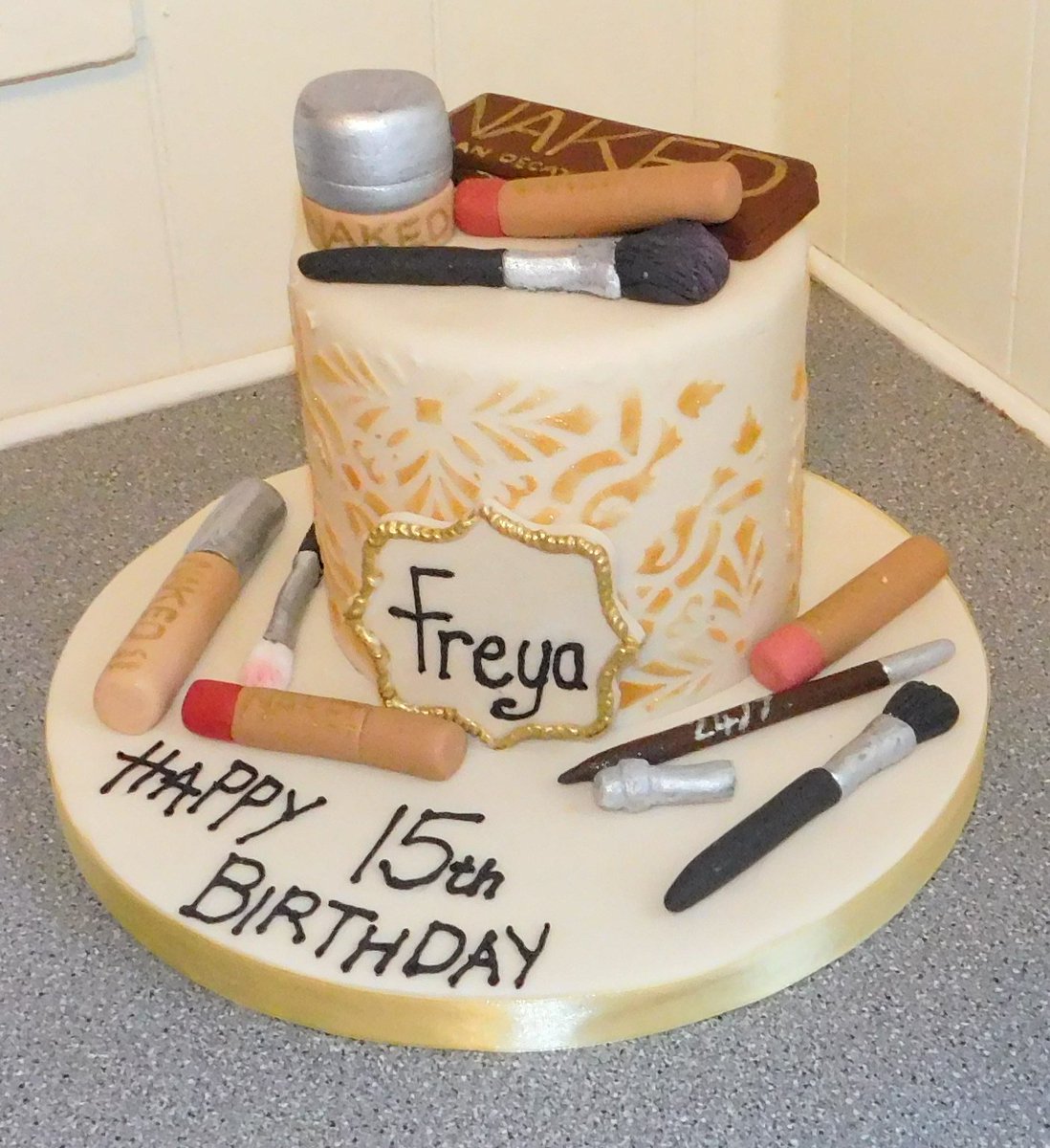 BarbsCakes's tweet photo. #UrbanDecay make up cake for Freya's 15th birthday https://t.co/s5LIjm89SU