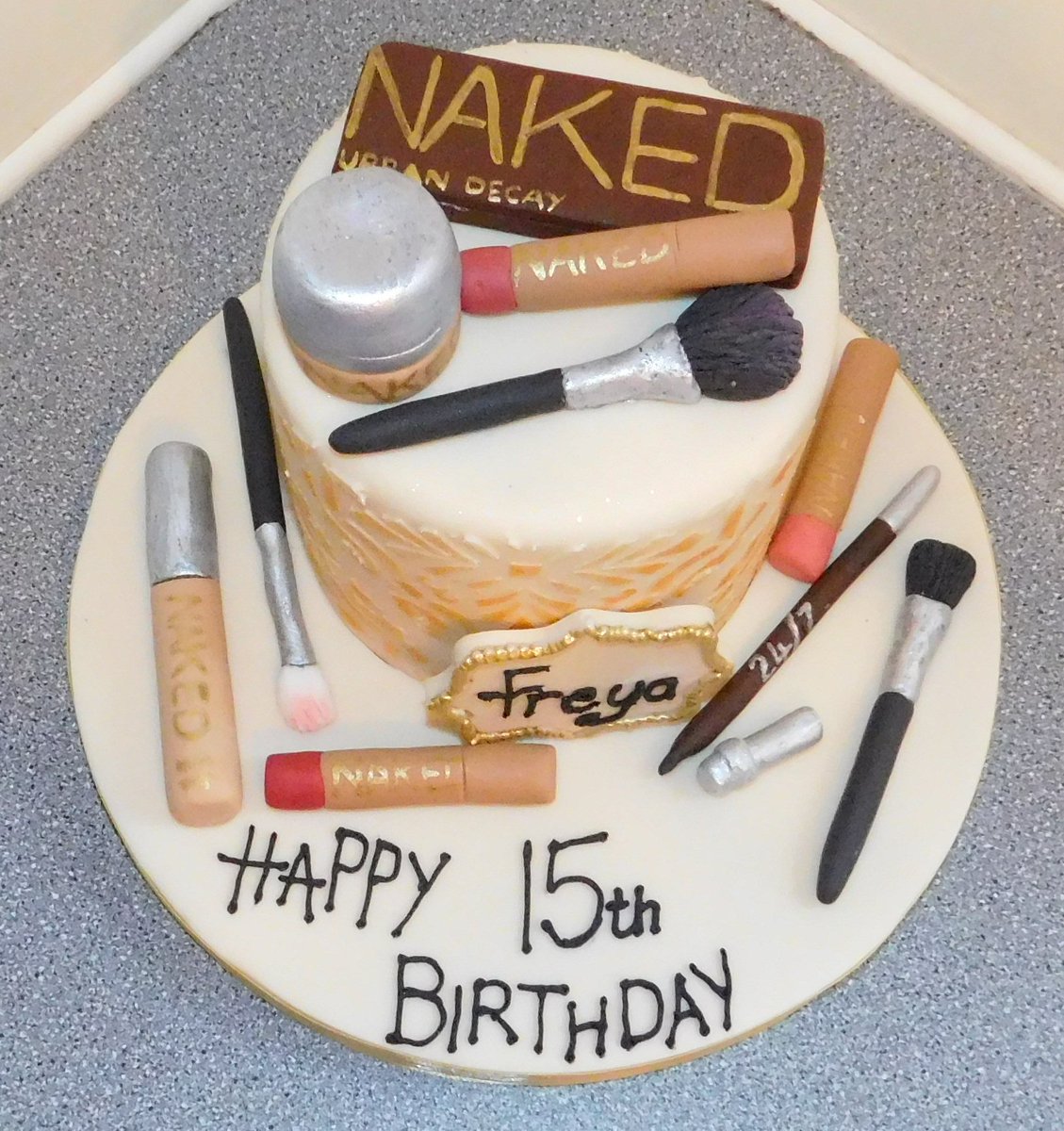 BarbsCakes's tweet photo. #UrbanDecay make up cake for Freya's 15th birthday https://t.co/s5LIjm89SU