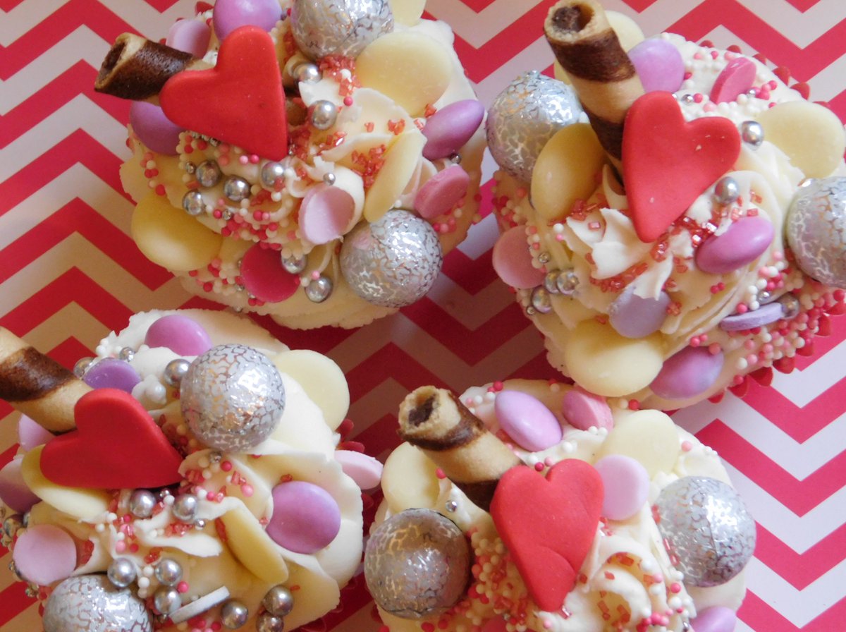 BarbsCakes's tweet photo. Valentines cup cakes https://t.co/V6xMN0qAst