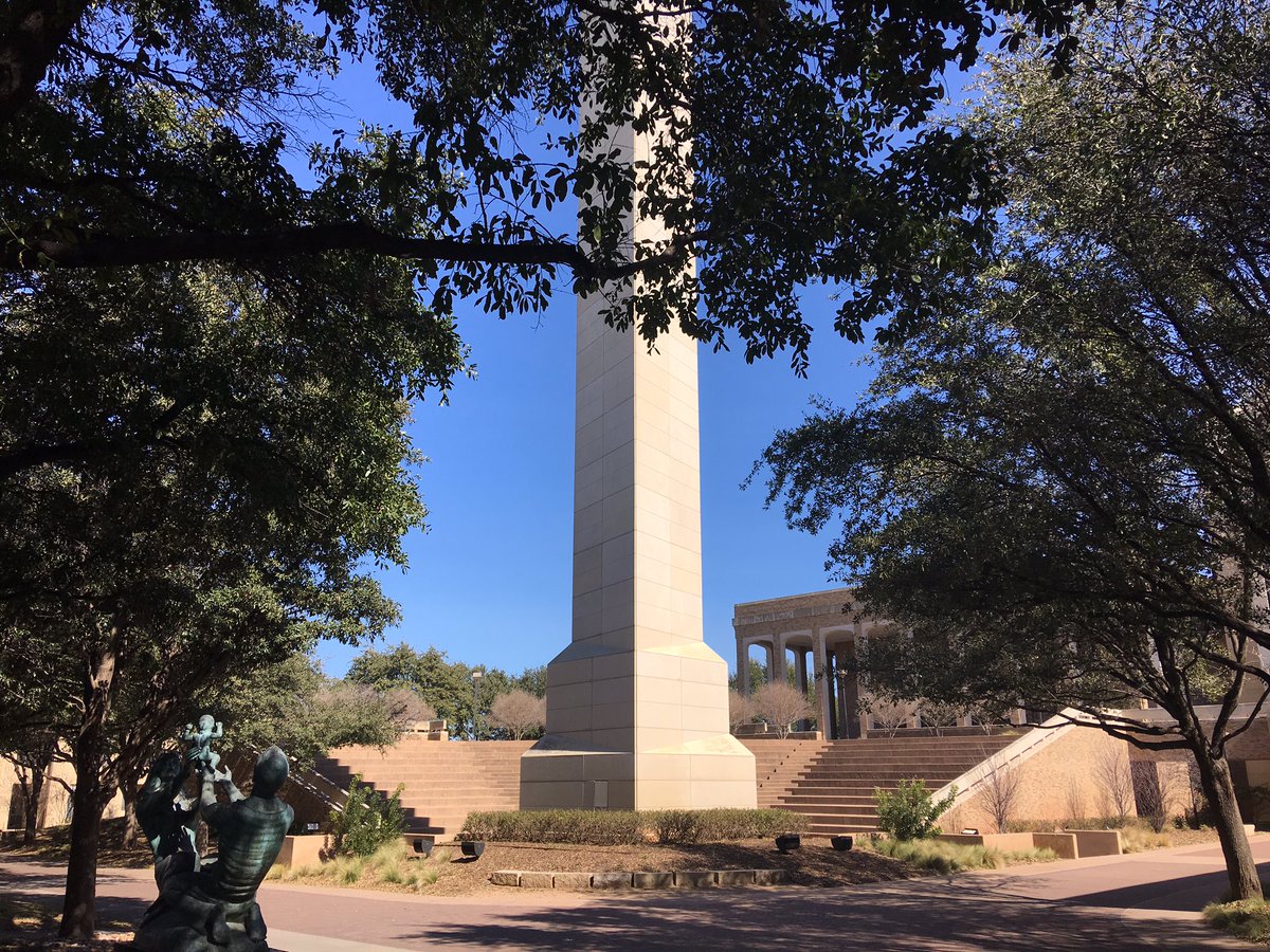 lexiii_25's tweet photo. This scenic spot is right outside the bean. #jmc367 https://t.co/eY5M1Dnvsq