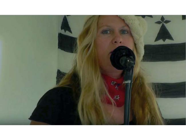 ABPtwit's tweet photo. Interview de Gwen Ar Born, chanteuse d’un Duo Electro-Celtique, [Interview de ABP] https://t.co/OWnJ0havoj https://t.co/Q9KuI7Df1E