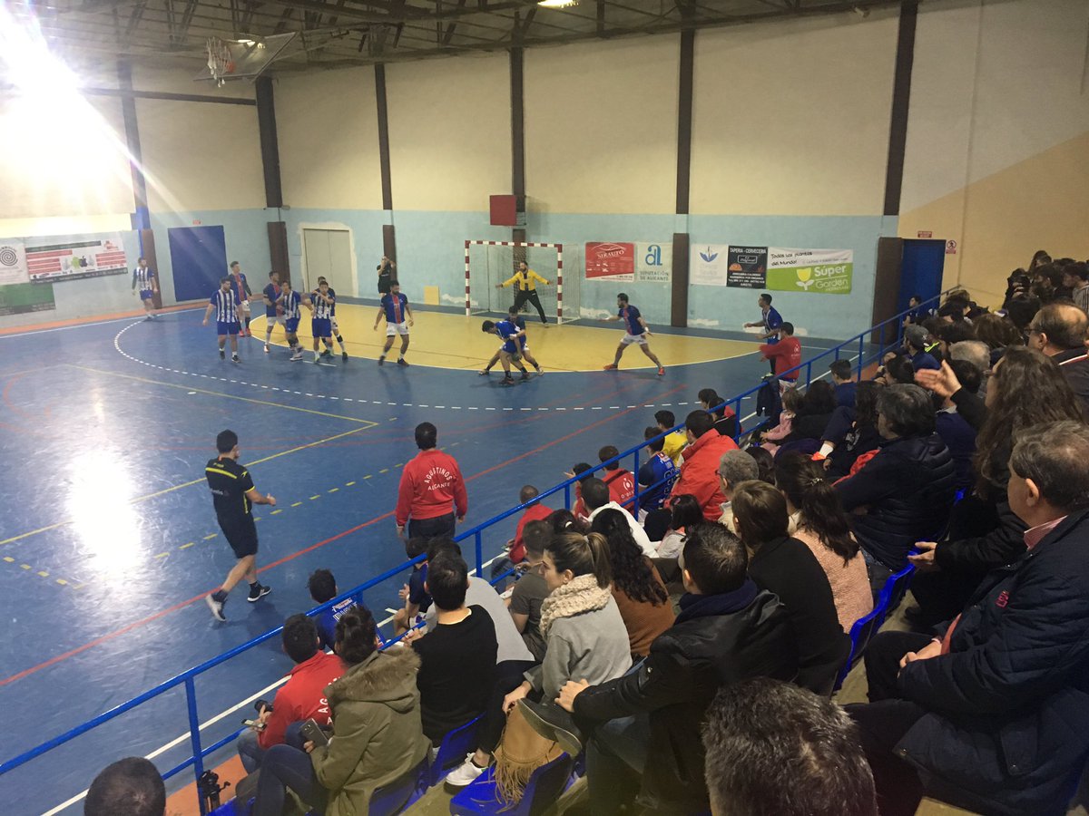 Apoyando a nuestro equipo de balonmano en la Bombonera del Polideportivo de San Juan.