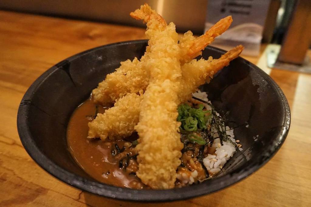 SNLEats's tweet photo. CURRY W/ SHRIMP TEMPURA RICE | @menamitoronto
.
Deep Fried Shrimp, Curry
.
Since Nico isn'… https://t.co/NF3NvbxT4j https://t.co/g8xs9jqW2s