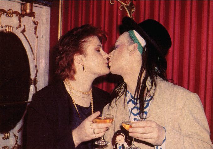 cs15's tweet photo. @AlisonMoyet Is this you snogging @BoyGeorge? Love it. How have I not seen this pic before?? #boygeorge #alisonmoyet #80s #2icons # https://t.co/10TrIIJ8Ma