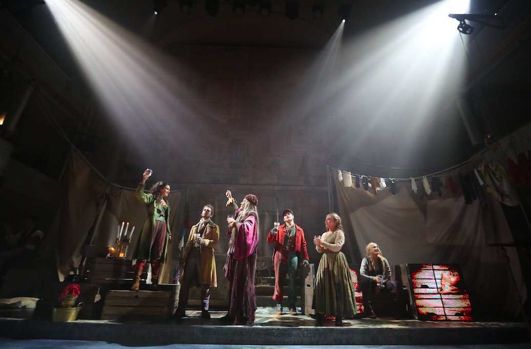 En l'honneur de leur plus fidèle allié, Kens, les voleurs et Fagin lèvent leur verre à l'unisson… #olivertwistlemusical