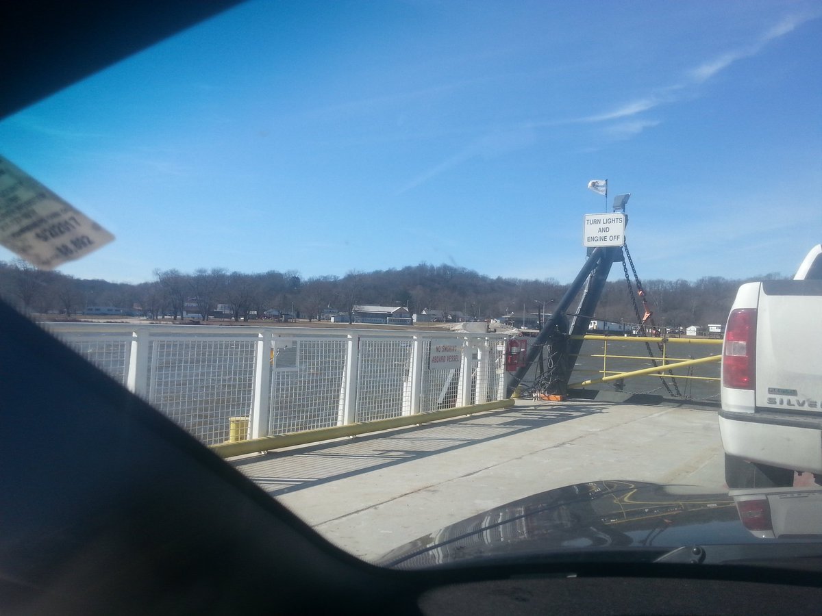 Gary_Trone's tweet photo. White caps while crossing the Illinois river at Kampsville. https://t.co/J3nnqLVl1Y
