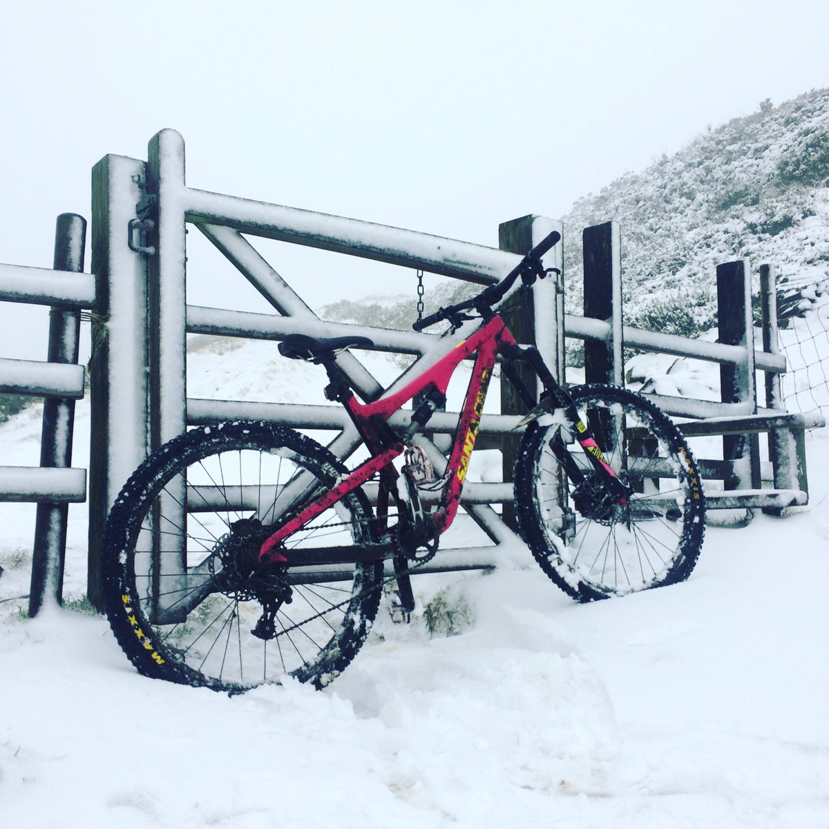 Great snowy ride from @YHALosehillHall to Mam Tor. Rather breezy up on the ridge. #livemoreyha