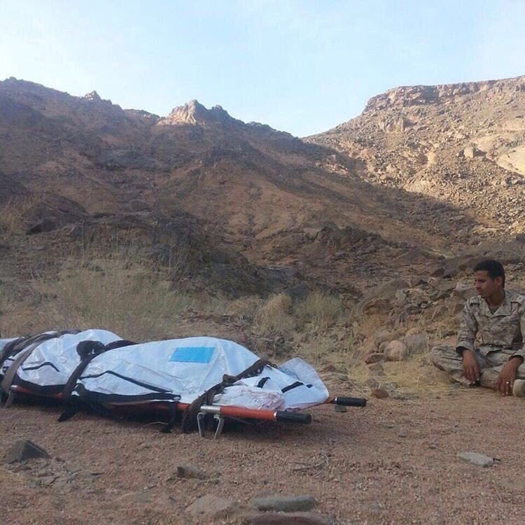anghaamii's tweet photo. هذا الفراق اللّي  يسمونه  فراق
جالس على الجبهه وفاقد خويّه
ماهو فراق أهل المحبّه والاشواق
أهل  الورود  الحمر  والنرجسيه https://t.co/qvQ4rpQyoe