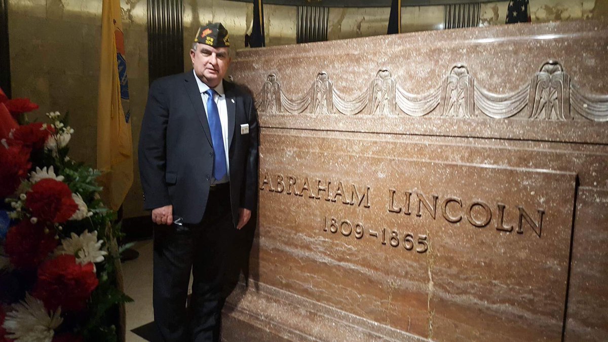 VFWLeaders's tweet photo. Happy Birthday President Lincoln.
#VFW Chief Duffy lays wreath &amp; pays respect to 16th POTUS at his tomb in Springfield, Illinois https://t.co/SCTAwsGkou