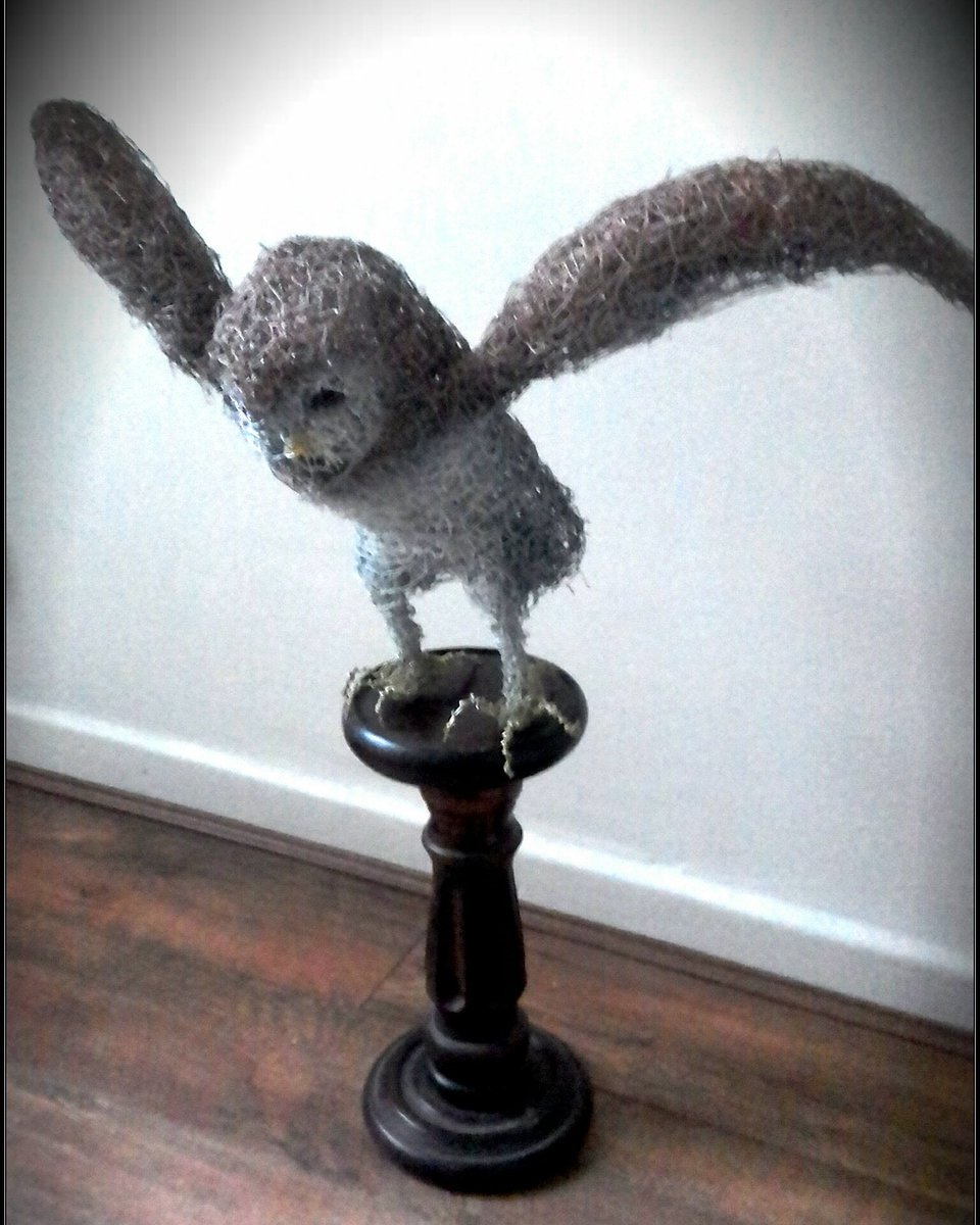 sgray046_art's tweet photo. Handmade barn owl from wire netting. 

#wiresculpture #handmade #crafts #etsy #lifesize #galvanized #Owl #birds #barnowl #wirebirds https://t.co/Jzosg06zTT