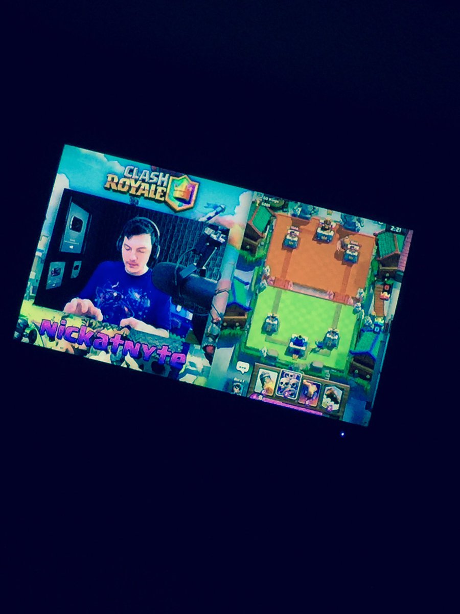 Enderman1027's tweet photo. @nickatnyteYT best way to watch Clash https://t.co/ku792paXW1