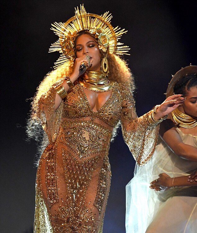 thejournalpost's tweet image. Pregnant Beyoncé debuts her baby bump at grammys and she conquered the entire show