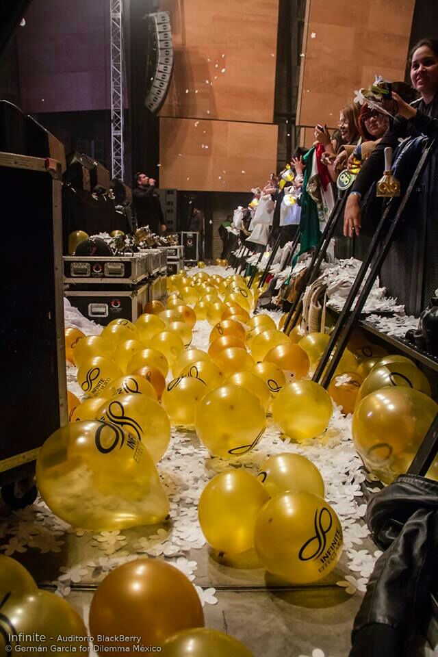 IFNT_Mexico's tweet photo. [ #KCONMEXICO ] 
Una vez más estaremos realizando el proyecto con globos dorados para Infinite H 🎈¡Unánse! 
https://t.co/gBHcgt0YOR https://t.co/AfEQWANr6z