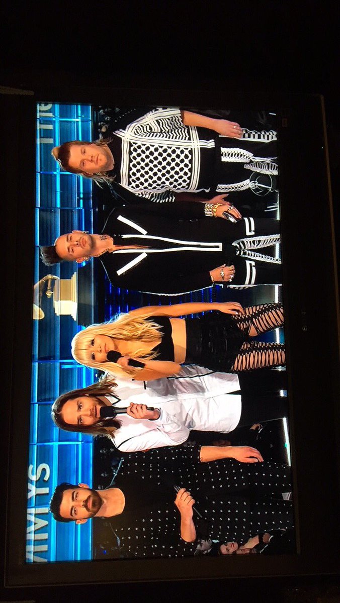 soundsmgc's tweet photo. AHAHAHAH I see you @JKCorden @DNCE #GRAMMYS https://t.co/ZyBLkpmjut
