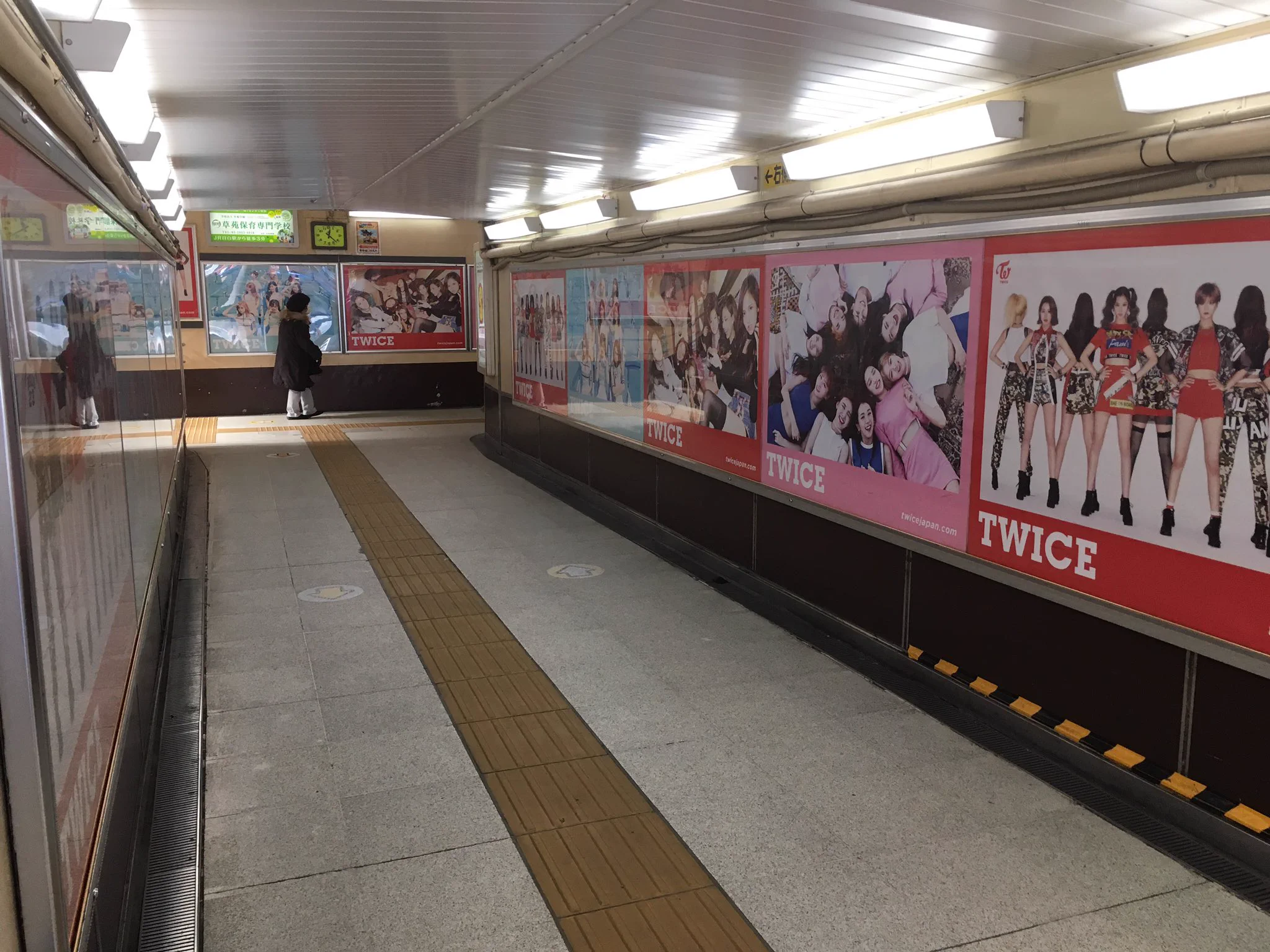 やるなあJYPw原宿駅構内もTWICE一色www