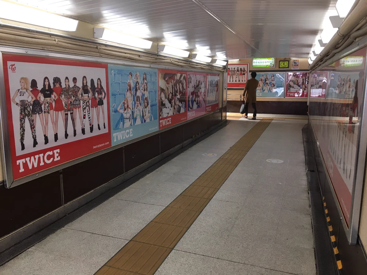 やるなあJYPw原宿駅構内もTWICE一色www