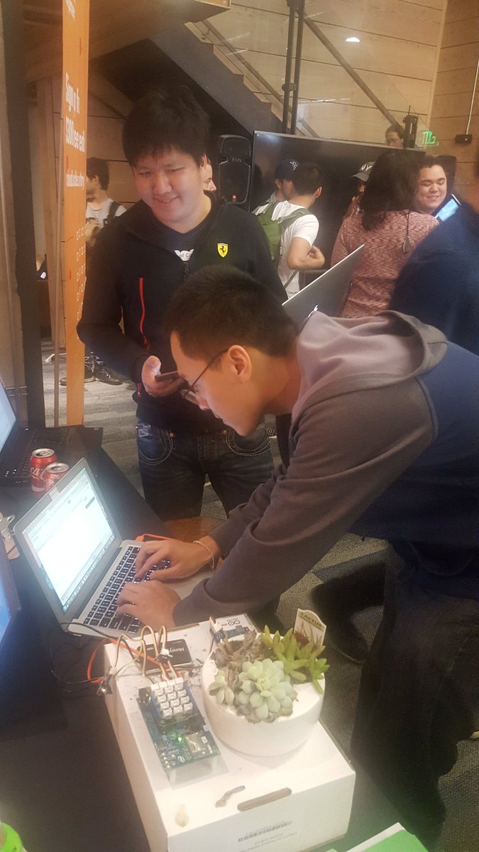YemiFalokun's tweet photo. #DevWeek17..Team Internet of Gardens doing their pitch..using #oraclecloud..#accs..#savingplants https://t.co/gR4MZFNHpm
