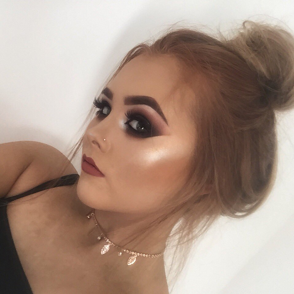 amywattomakeup's tweet photo. Pink smokey 💨 Used @ABHcosmetics dipbrow in 'auburn', glow kit 'that glow' and @MorpheBrushes 35K &amp; 35B shadows ✌🏻️ https://t.co/GfSUYv4XLE