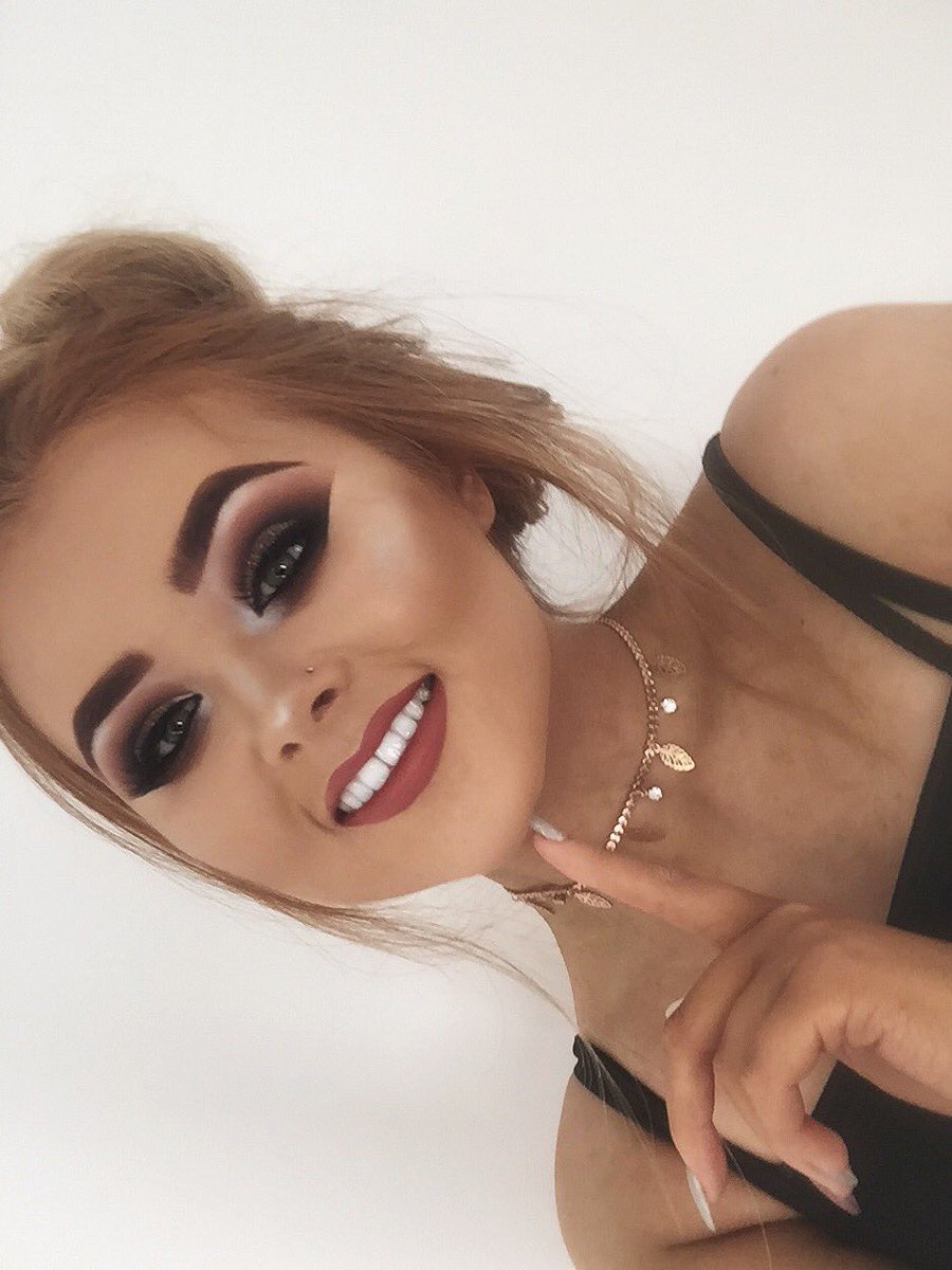 amywattomakeup's tweet photo. Pink smokey 💨 Used @ABHcosmetics dipbrow in 'auburn', glow kit 'that glow' and @MorpheBrushes 35K &amp; 35B shadows ✌🏻️ https://t.co/GfSUYv4XLE