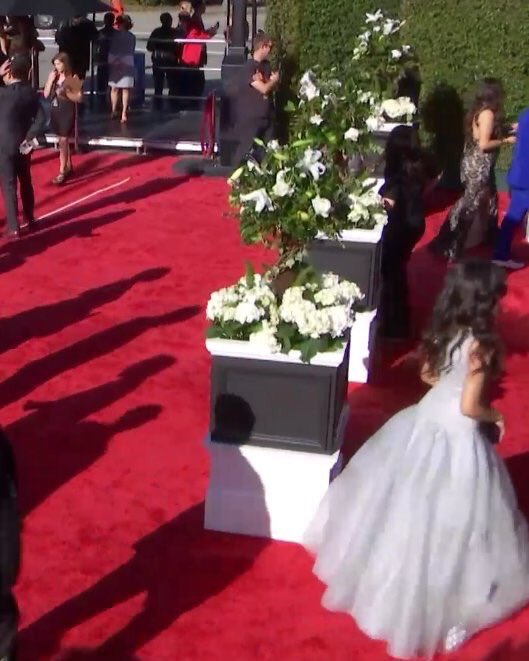 CamilaFeverBR's tweet photo. Camila chegou ao #GRAMMYs e está linda!! ❤️ https://t.co/QOosyxtuEq