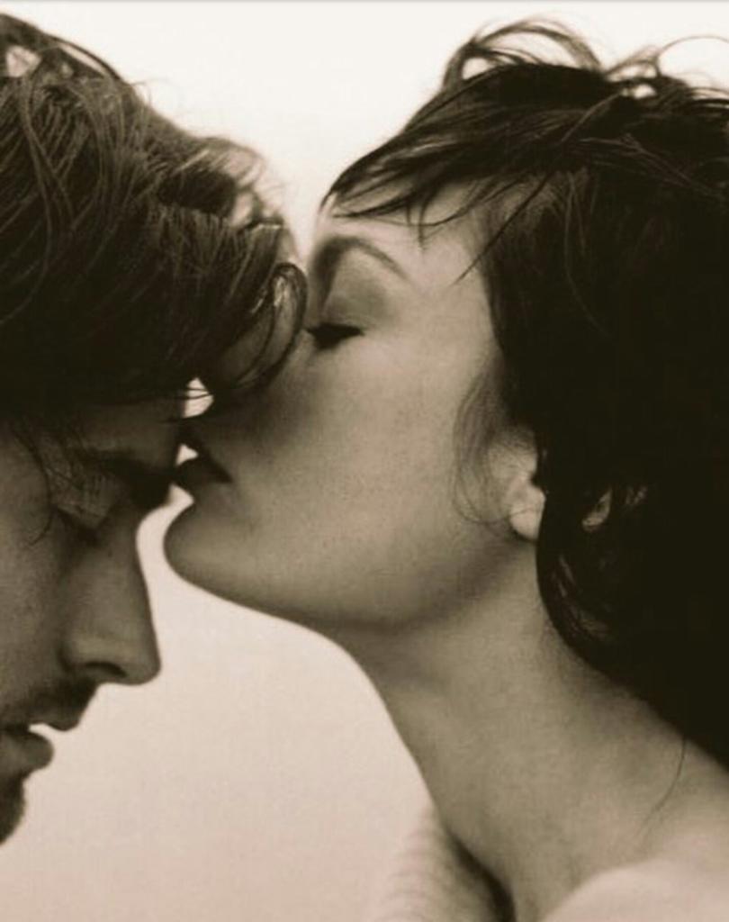 Женщина хочет поцеловать женщину. Нежный поцелуй. Красивый поцелуй. Скромный поцелуй. Целует в лоб.