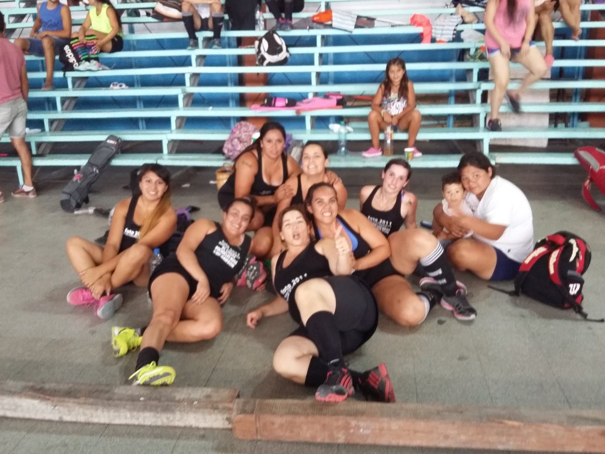 CynthiaConejero's tweet photo. Finde a puro Hockey !!! 
💚💚💚 https://t.co/s4fDmmM9gy