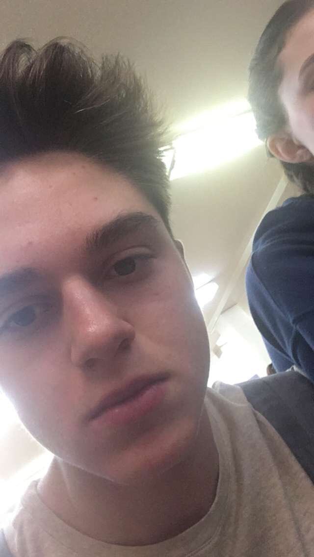 lizannexsavage's tweet photo. Happy Bday idiot #winklerbound #powervan #partyfriends @kyle_lang12 https://t.co/YAehC3ioKa