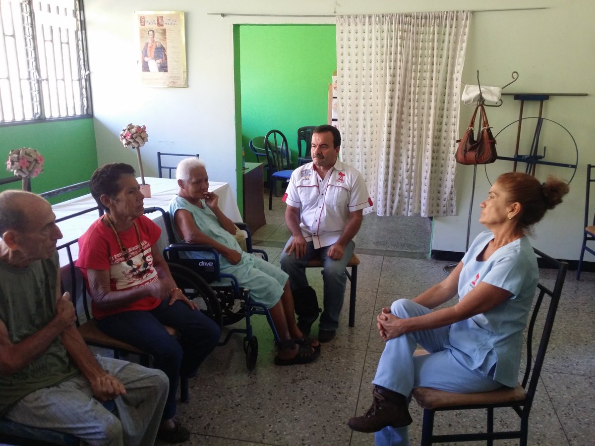 amilcarciber's tweet photo. @salainass @magallyvina #LunesDeSabiduria #AreaDeProgramasSociales Nuestros 👴👵 Recibieron Una #Charla Sobre #Valores 🙄 #EnvejecimientoActivo https://t.co/fDqKekZBsz