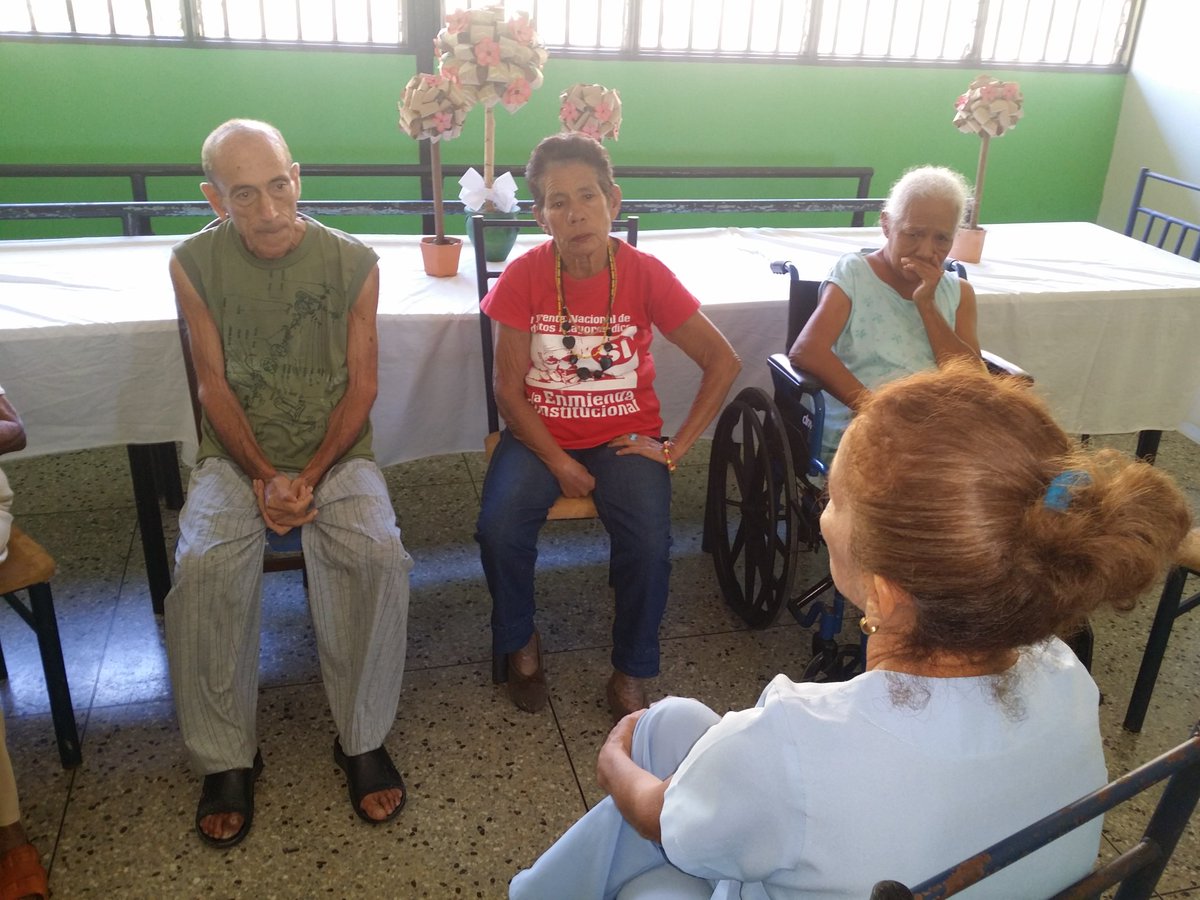 amilcarciber's tweet photo. @salainass @magallyvina #LunesDeSabiduria #AreaDeProgramasSociales Nuestros 👴👵 Recibieron Una #Charla Sobre #Valores 🙄 #EnvejecimientoActivo https://t.co/fDqKekZBsz