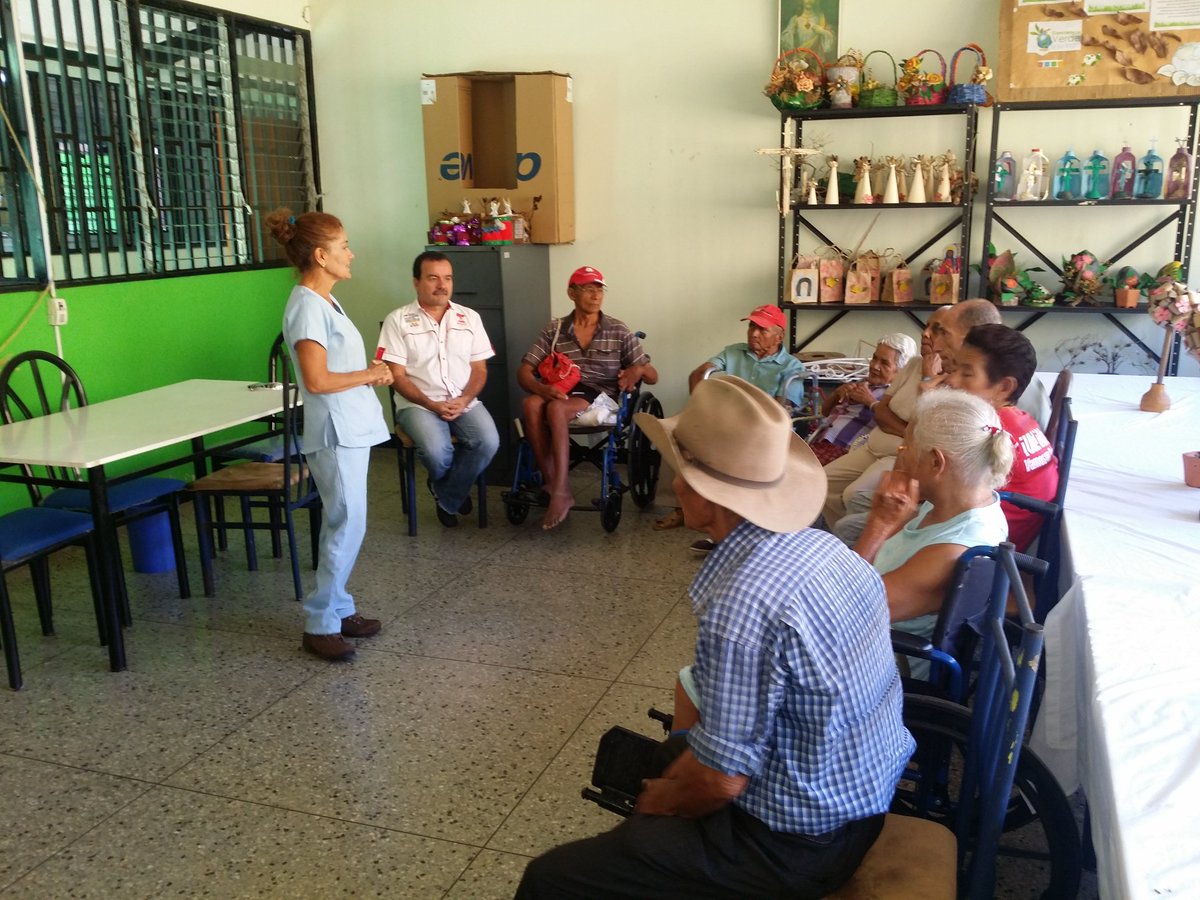 amilcarciber's tweet photo. @salainass @magallyvina #LunesDeSabiduria #AreaDeProgramasSociales Nuestros 👴👵 Recibieron Una #Charla Sobre #Valores 🙄 #EnvejecimientoActivo https://t.co/fDqKekZBsz