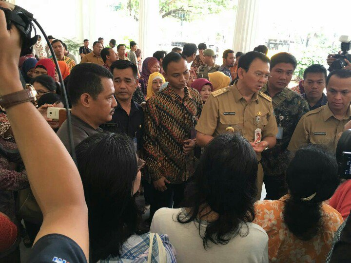 kurawa's tweet photo. Pagi ini Gubernur DKI @basuki_btp sudah mulai bekerja di Balaikota menerima aduan warga..senangnya kami Warga DKI 🤗 https://t.co/Cz8y42BjgL