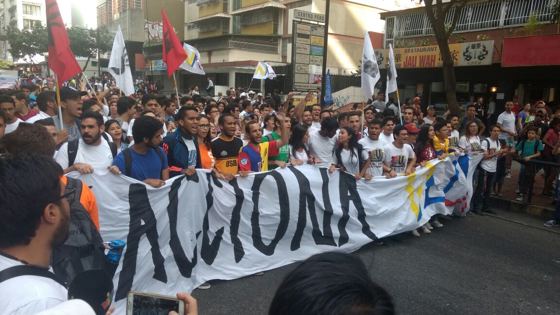 PotenciaMec's tweet photo. Los estudiantes no queremos más #12F llenos de sangre. ¡Balas no matan ideas! #LaUReacciona y #VenezuelaReacciona por el respeto a la vida. https://t.co/eX0oM2WM5Q