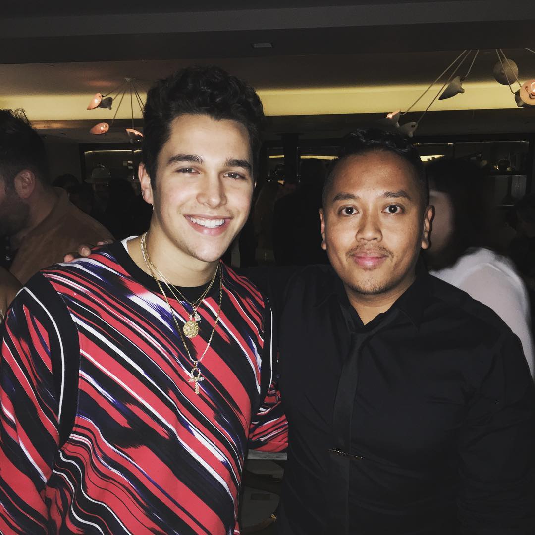 AusMahoneNews's tweet photo. rembrandtflores: Always good running into this handsome kid @austinmahone #primarywave #efgpr #grammys https://t.co/PgrixuVjXQ