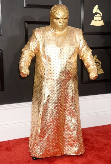 isalilsand's tweet photo. #CeeLoGreen dressed in a gold costume at the 59th Annual #GrammyAwards #RedCarpet. #StaplesCente. #Grammys #Grammys2017. https://t.co/C1eqST8kgt