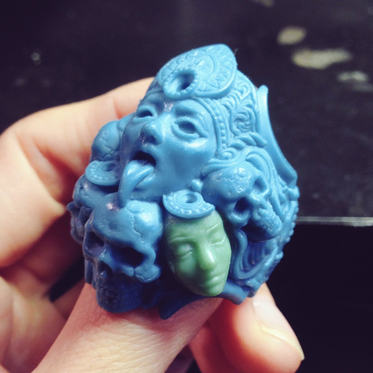 Guardia Guardia公式サイトのorder Madeページに商品を19点upしました T Co Wycxu2osx9 その中の Kali生首カスタムのワックス画像 がこちら 生首に使ったワックスの顔は 死の王 リング上部にある顔なのです 違和感なくピッタリとはまりました