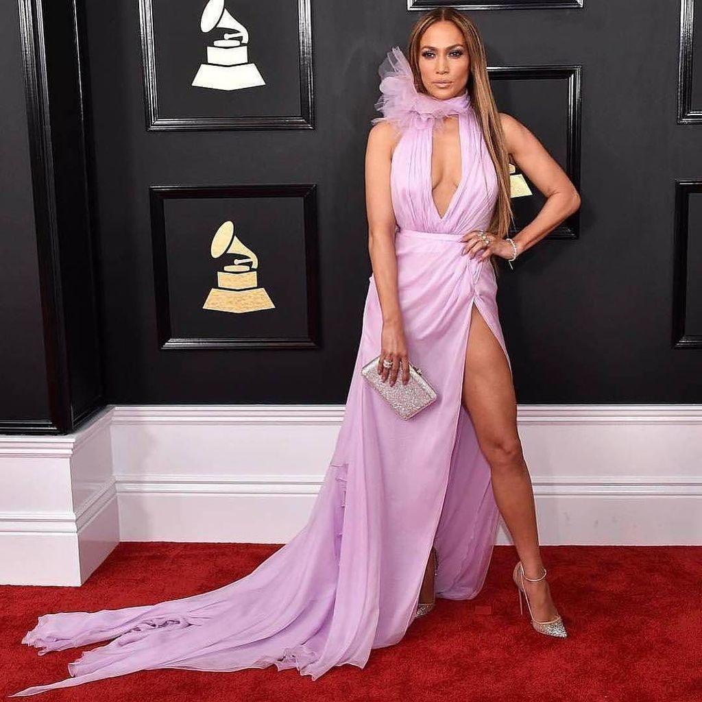 FaranduleandoVE's tweet photo. Este #look de la diva #jlo traerá opiniones encontradas... #alfombraroja #grammys2017 https://t.co/5BntYc9pER https://t.co/YGTZJrAcyQ