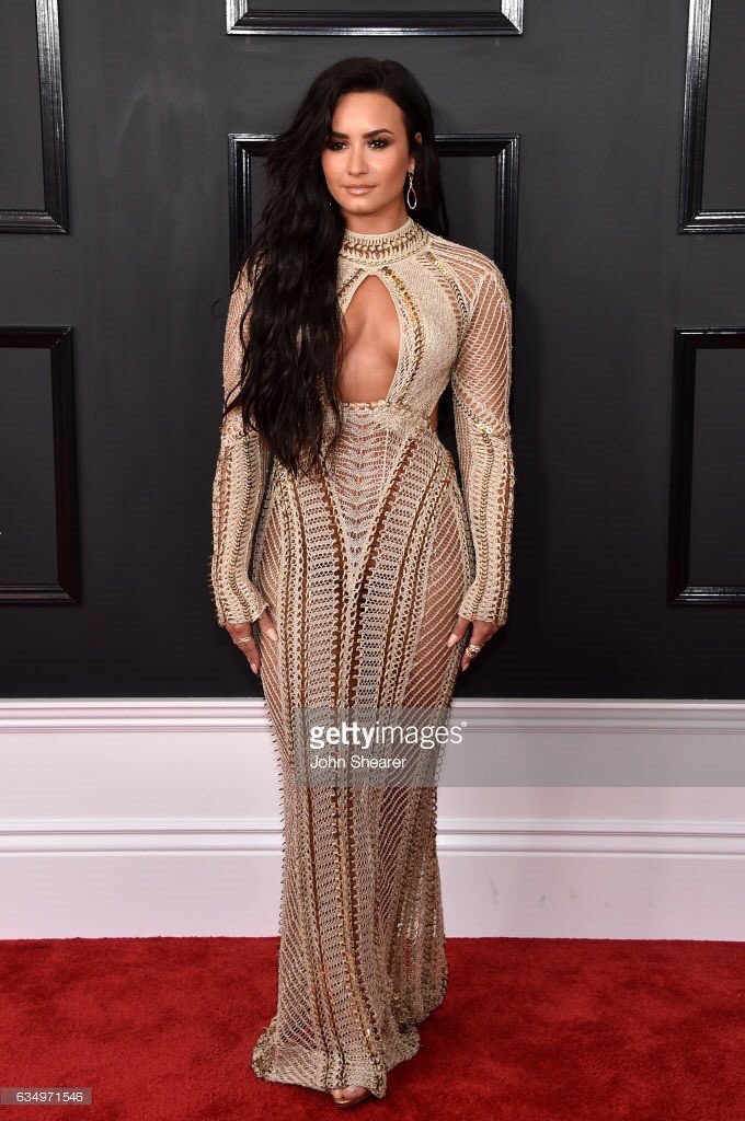 newslovato's tweet photo. Demi Lovato en la alfombra roja de los #GRAMMYs https://t.co/glrWUR9mtw