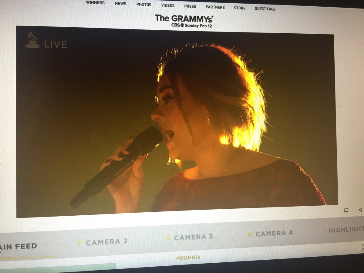 yy_fang's tweet photo. Adele is performing "hello" https://t.co/0D9qWOqvJ6