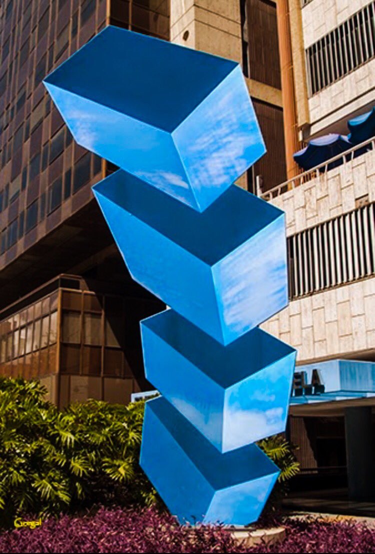 Trazos Nimbus Levitante - Obra realizada en hierro laqueado a color azul, ubicada al frente de el Edificio Seguros #Venezuela en el Rosal.