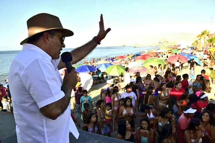 MejiCambia's tweet photo. Cientos de familias llegaron hasta playa Guanaye en su reapertura tras 24 años. No todo es empresarial en la comuna #turismo #Antofagasta 👍 https://t.co/tZyWx6n0wT