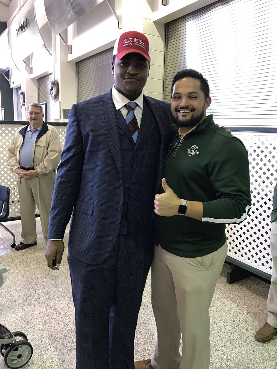 _Coach_Williams's tweet photo. @TONYGRAY2017 / Tone Loc = Ole Miss "University" 😂
#GraysonRams🐏💍🏆🥇🏈
#2016SeasonSendOff https://t.co/AR5dZFsB4E