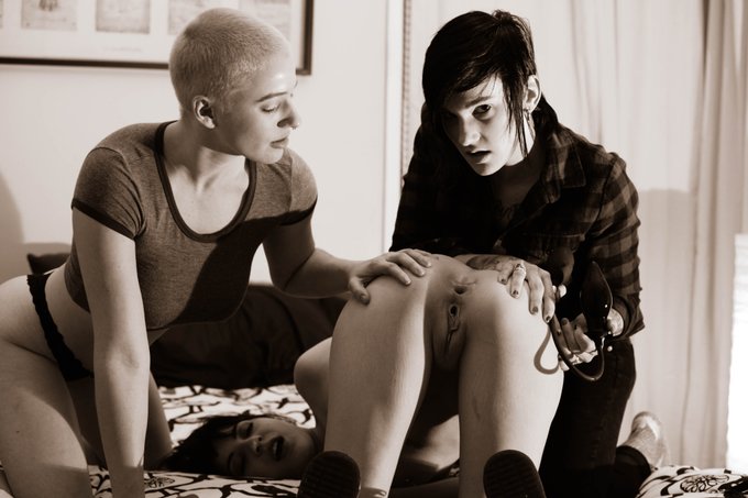 most terrifying photo of me ever. #murderthebutthole @GothCharlotte @RileyNixon_ @leighravenx https://t<a href="/tag/murderthebutthole"class="tags">#murderthebutthole</a>