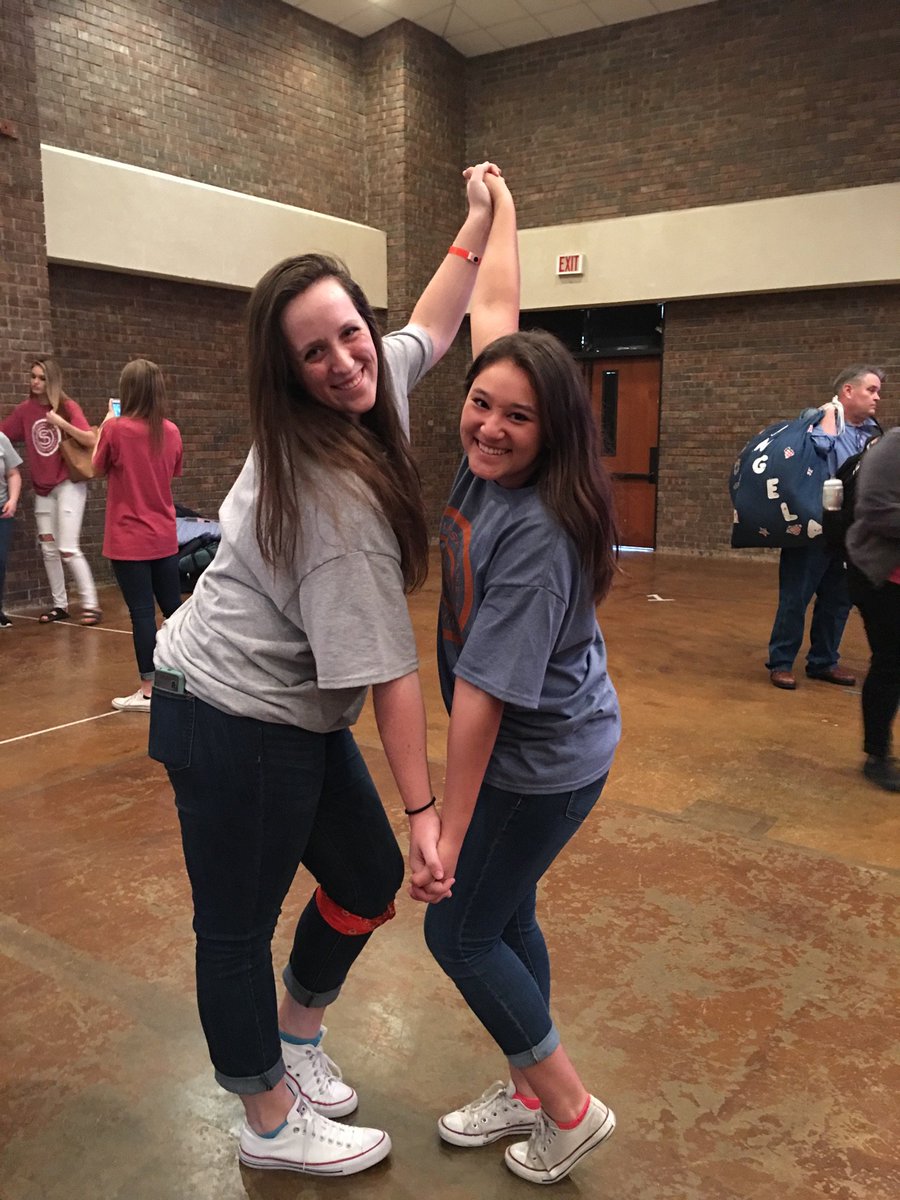 AmberESmith17's tweet photo. There is no better way to spend a weekend than praising the Lord with these guys #1way2live @4hannnah @Allison_VBgirl https://t.co/F1RaVTWfBH