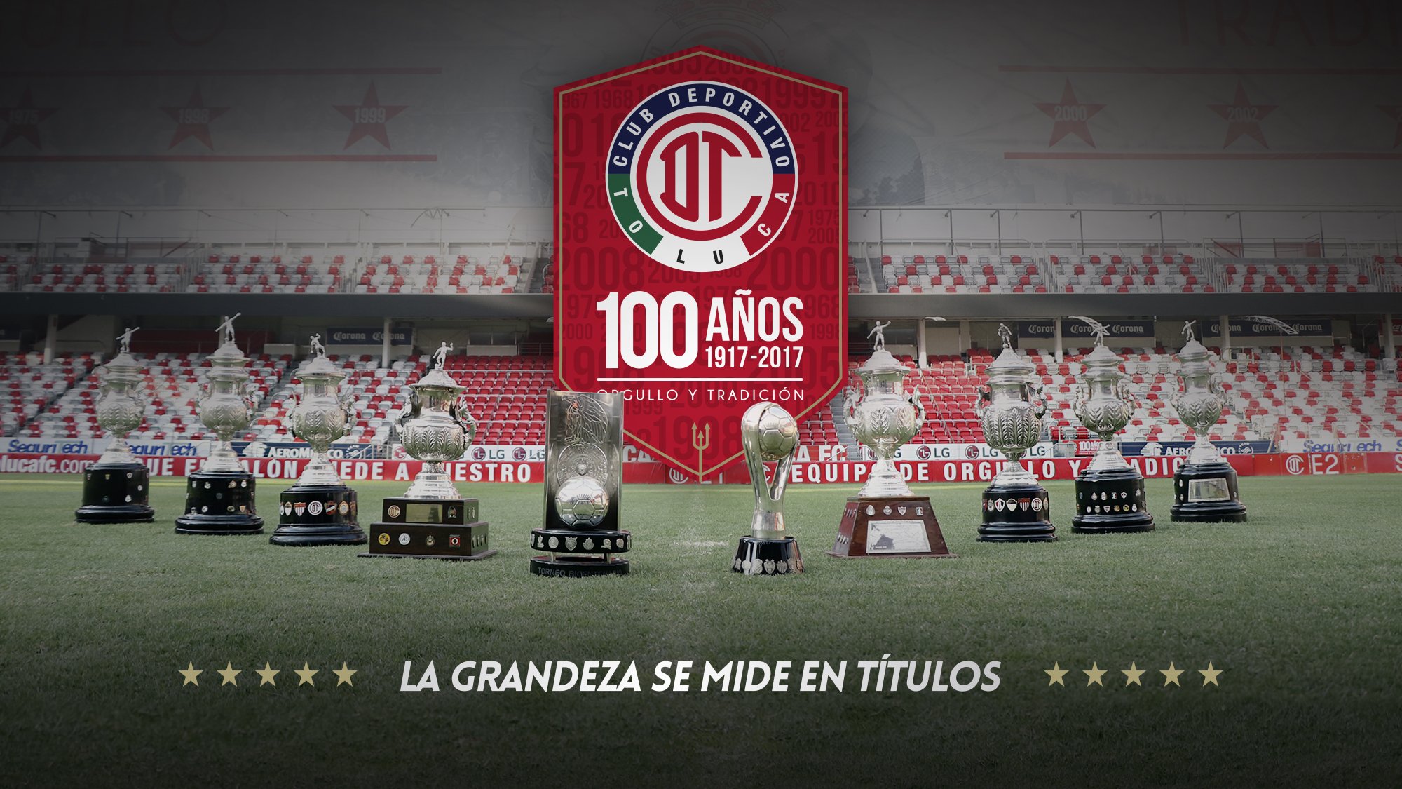 Imagen conmemorativa de los 100 años del Toluca junto a los 10 trofeos obtenidos en liga