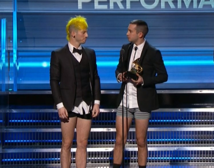 arcticdun's tweet photo. si ganan otro se quitan los boxers https://t.co/gwKQSqxpKR