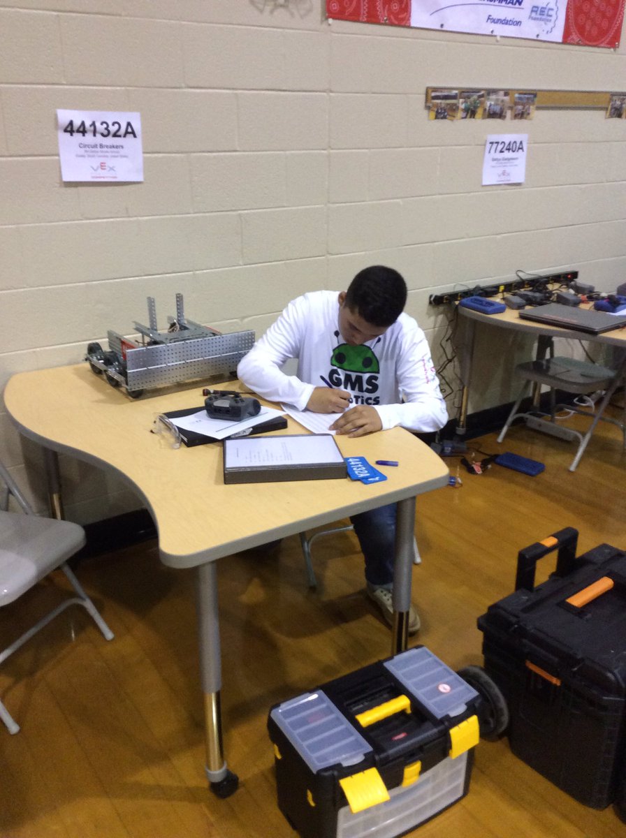 jscrivner6's tweet photo. Everyone was dialed in yesterday. Both teams placed and finished 5-2 in qualifiers. #VEXRobotics #starstruck #GMSRobotics https://t.co/IDR4OvynjD