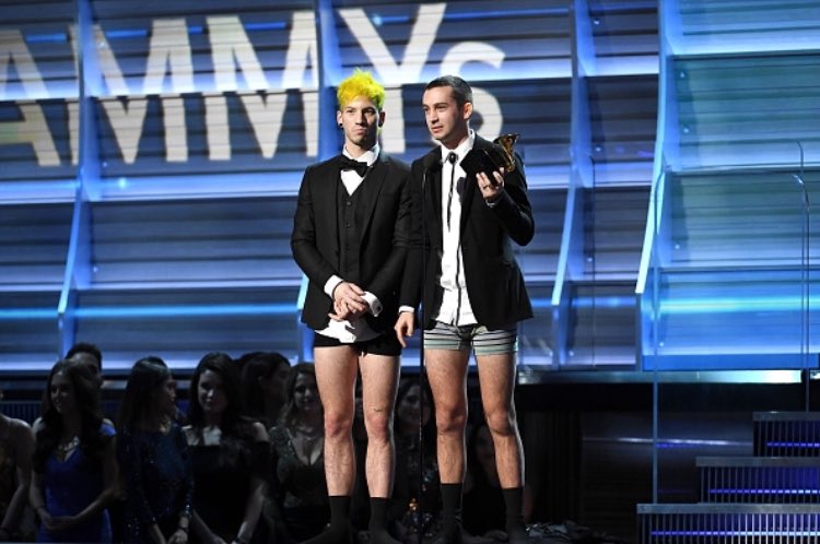 topupdating's tweet photo. Twenty one pilots accepting their award for 'Best Pop Duo/ Group Performance' at the #GRAMMYs https://t.co/rkxLKXbJ4t