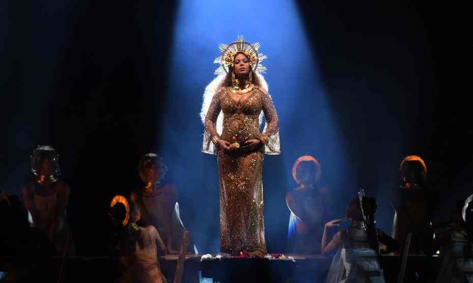 BaileyW_18's tweet photo. Hey Beyoncé, Mother Nature called. She wants her crown back #grammys2017 https://t.co/kPaLlddPS3