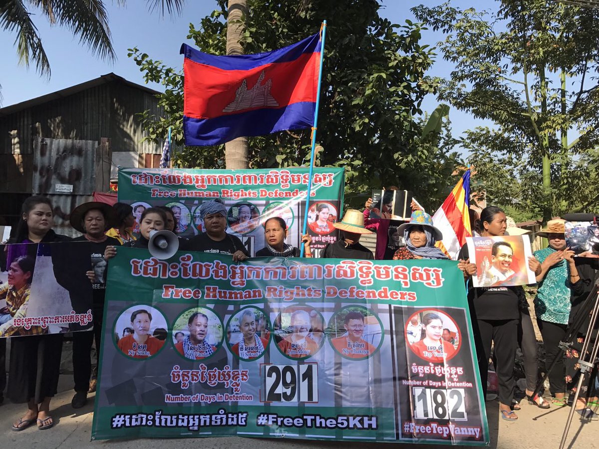 LICADHOCanada's tweet photo. This morning about 50ppl from Boeung Kak, Toul Sangke &amp; Borei Keila do the #BlackMonday to ask for free Human Rights Defenders #FreeHRDkh https://t.co/9FXDCSriwj